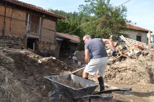 Компенсирането на хората пострадали от наводнението в Карловско не минава