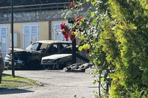 Пожар тръгнал от контейнер за отпадъци опожари 9 автомобила в един от хотелските комплекси в