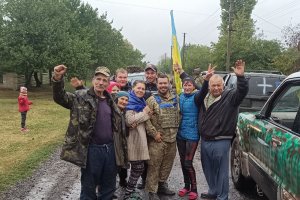 Стигнахме на 12 км от границата хората ни посрещат пред