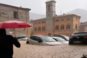 10 души са загинали а трима все още са в