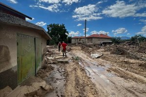 Стотици доброволци се включват в дейностите по отстраняване на щетите