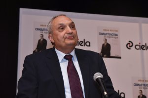 Служебното правителство активно участва в борбата за властта за да компрометира