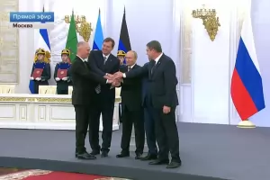 Путин и четири марионетки подписаха договори за уголемяване на Русия