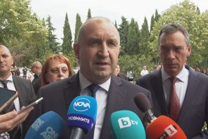 Авторитетният Зюддойче цайтунг коментира че служебният кабинет който би трябвало