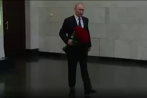 Много заетият Путин се прости с Горбачов сам и с червени рози