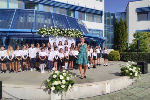 С тържества празнични слова и песни около 717 000 ученици заедно със своите