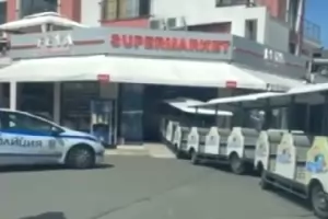 Пиян шофьор вкара влакче в магазин в Слънчев бряг 