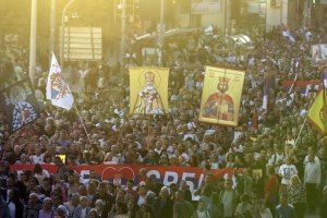 Граждани и свещеници се включиха снощи в Белград в Литийно