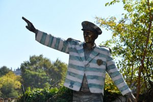 Паметник на починалия без време легендарен бивш треньор на Черно