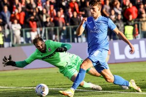 Левски взе победата в голямото дерби от XI кръг в