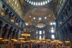 Истанбул Колата едва се провира по каменните улички сред море