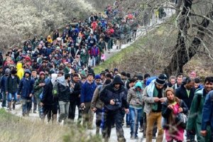 Керванът на светлината конвой от хиляди нелегални мигранти предимно от Сирия вече