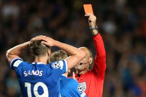 Футболните рефери имат един инструмент за влияние върху изхода на