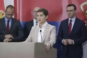 Димки, скандали и сблъсъци избухнаха в сръбския парламент