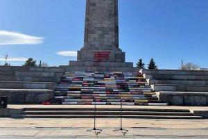 Артистична инсталация Четем за свободата нареди Столична община на стълбите