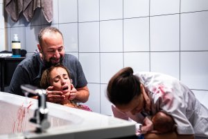 Раждане в домашни условия съвсем като истинско посреща зрителя воайор в