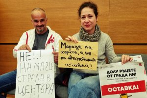 Пред очите на протестиращи граждани общинските съветници в Пловдив започнаха