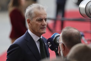 Норвегия член на НАТО която граничи с Русия в Арктика