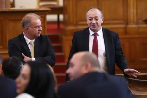 Едва на третото заседание което води като редовен председател на