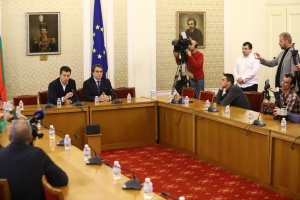 Нито един политически лидер не се отзова на консултациите за