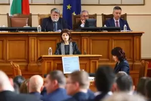 Разединеният парламент иска да променя конституцията