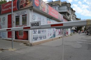 Заобиколен от три страни с улици жилищен блок е недостъпен