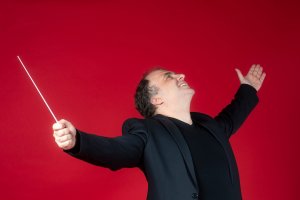 Именитият музикант и диригент Найден Тодоров остава на длъжността директор