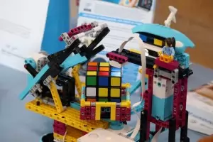Робот подрежда кубчето на Рубик 