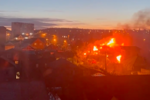 Военен самолет падна в жилищен микрорайон в Иркутск съобщи РИА