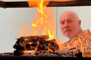 Деймиън Хърст изгаря картини за £ 10 милиона в Лондон