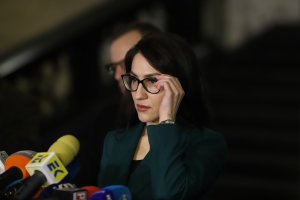 Разследващите работят по проверка и установяване на около 150 лица