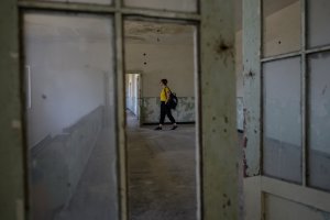 Влизаш там като в действащ затвор през голяма сива порта