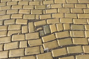 Ремонтът на жълтите павета пред Народното събрание потвърди всички иронични