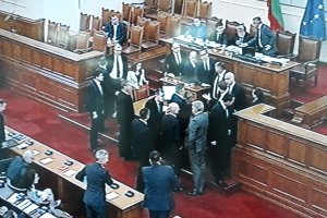 И в 48 ото Народно събрание започнаха срамните сцени които бяха