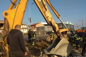 Пловдивчанин цяла нощ стоя заклещен в тръба в изправено положение