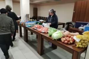 Доброволци и местни политици измиват срама с храната за украинците