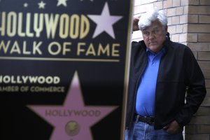 Комикът Джей Лено се възстановява от сериозни изгаряния които е