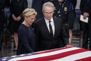 Холивудската звезда Уорън Бийти е съден от жена която твърди че