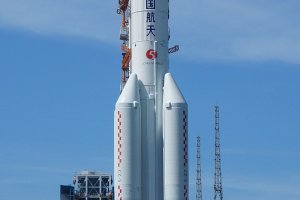 Части от мощната ракета с която Китай качи третия и