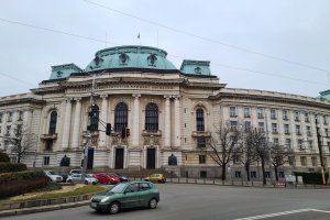 предлага върху всички обществени сгради културни институции училища и уневирестети