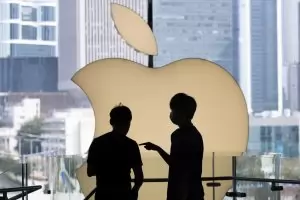 Ковид принуди работници да избягат от фабрика на Apple в Китай 