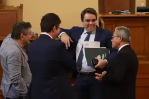 Асен Василев пак надяна розовите очила