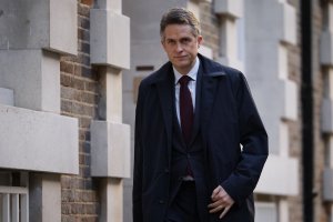 Във Великобритания министърът без портфейл сър Гавин Уилямсън подаде оставка