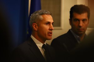 Перспективата ПП и ДБ да създадат правителство на малцинството започна