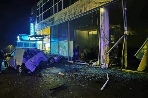 Пияш шофьор помете автобусна спирка и два паркирани автомобила след