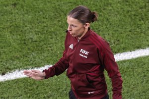 Стефани Фрапар ще бъде първата жена която ръководи мач на