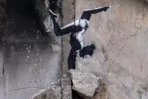 Банкси нарисува графити в Украйна