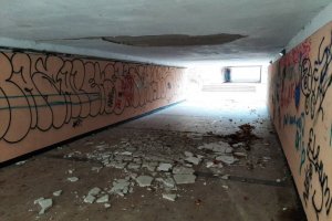 Част от мазилка на таван на подлез във Варна се