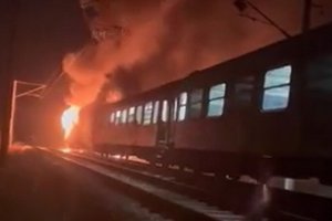Влакът пътуващ по линията София Варна е пламнал в 19 42 часа след