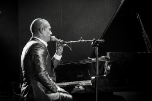 Боби Вълчев е роден в София Започва да свири на